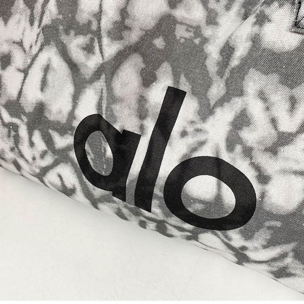 🌴🌴ALO Yoga Gray Pattern Tote Bag - Picture 2 of 3